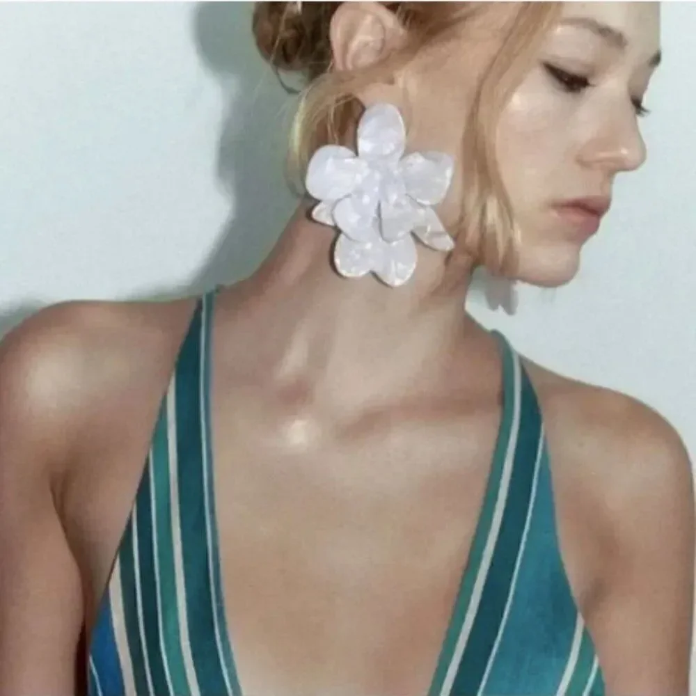 ✨🆕 🌸 BoHo Statement Flower Design Dangle Earrings 🌸✨avail in White & Pink 🌸✨